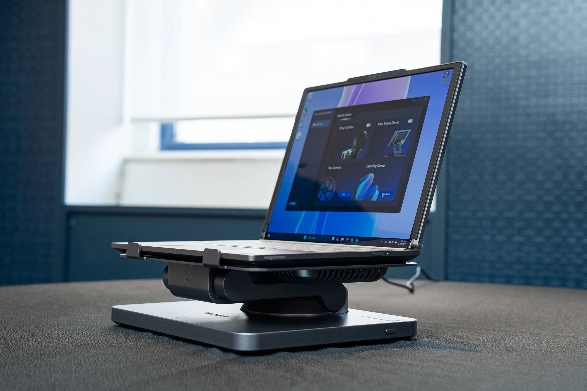<em>The rollable laptop was mounted, which you can imagine gives this stand even more movement / height.</em>