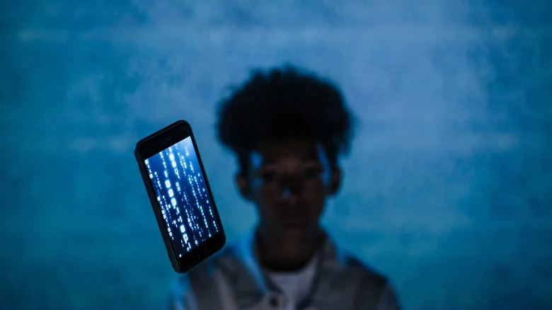 Phone with the number 27 displayed in a square with rounded corners and the Apple logo in the background