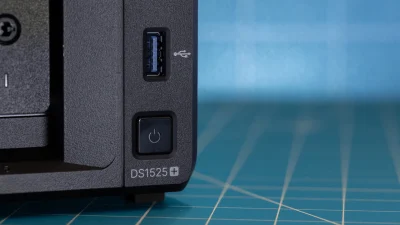 The front panel I/O on the Synology DiskStation DS1525+